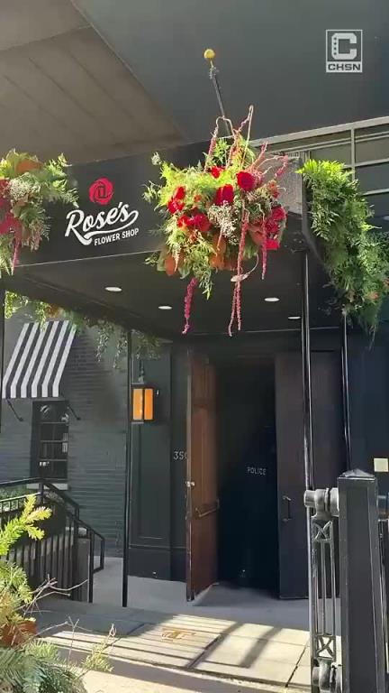 羅斯在芝加哥開了家花店，名字叫“羅斯的花店”，開業(yè)顧客爆滿